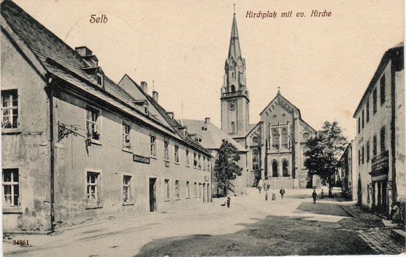 Historische Ansichtskarte des Kirchplatzes mit der nach dem Brand errichteten evangelischen Stadtkirche.