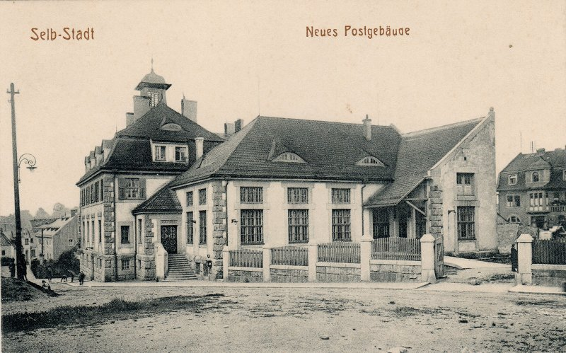 Historische Ansichtskarte mit dem als Neues Postgebäude bezeichneten Gebäude in Selb.
