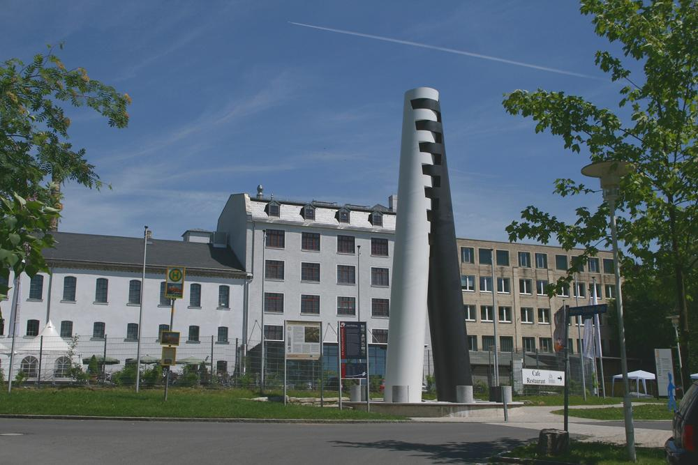Museumsgebäude und eine schwarz-weiße Skulptur vor dem Porzellanikon in Selb-Plößberg.