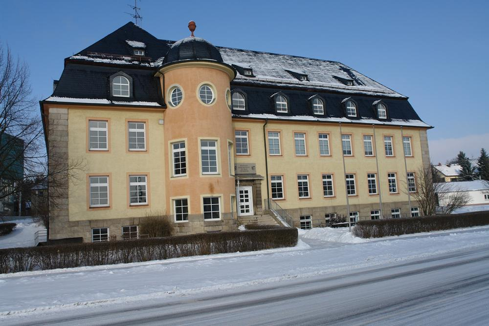 Das historische Fachschulgebäude in einer winterlichen Außenaufnahme.