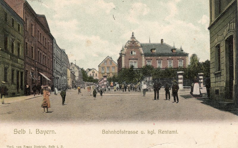 Historisch kolorierte Postkarte mit der Beschriftung Bahnhofstrasse und königliches Rentamt in Selb.