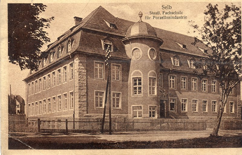 Historische Postkarte der Staatlichen Fachschule für Porzellanindustrie in Selb mit gerundeter Gebäudeecke und Dachaufbau.