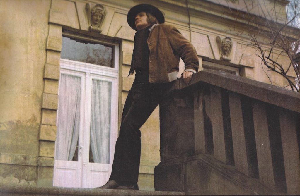 Historische Aufnahme von Wolf Karnagel auf einer Treppe vor einem Gebäude.