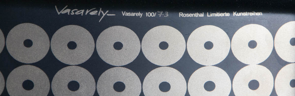 Detail mit zwei Reihen kreisförmiger Motive und der Beschriftung Vasarely und Rosenthal Limitierte Kunstreihen.