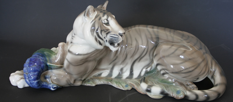 Theodor Kärner: Tiger mit Pfau und Figurenquellen