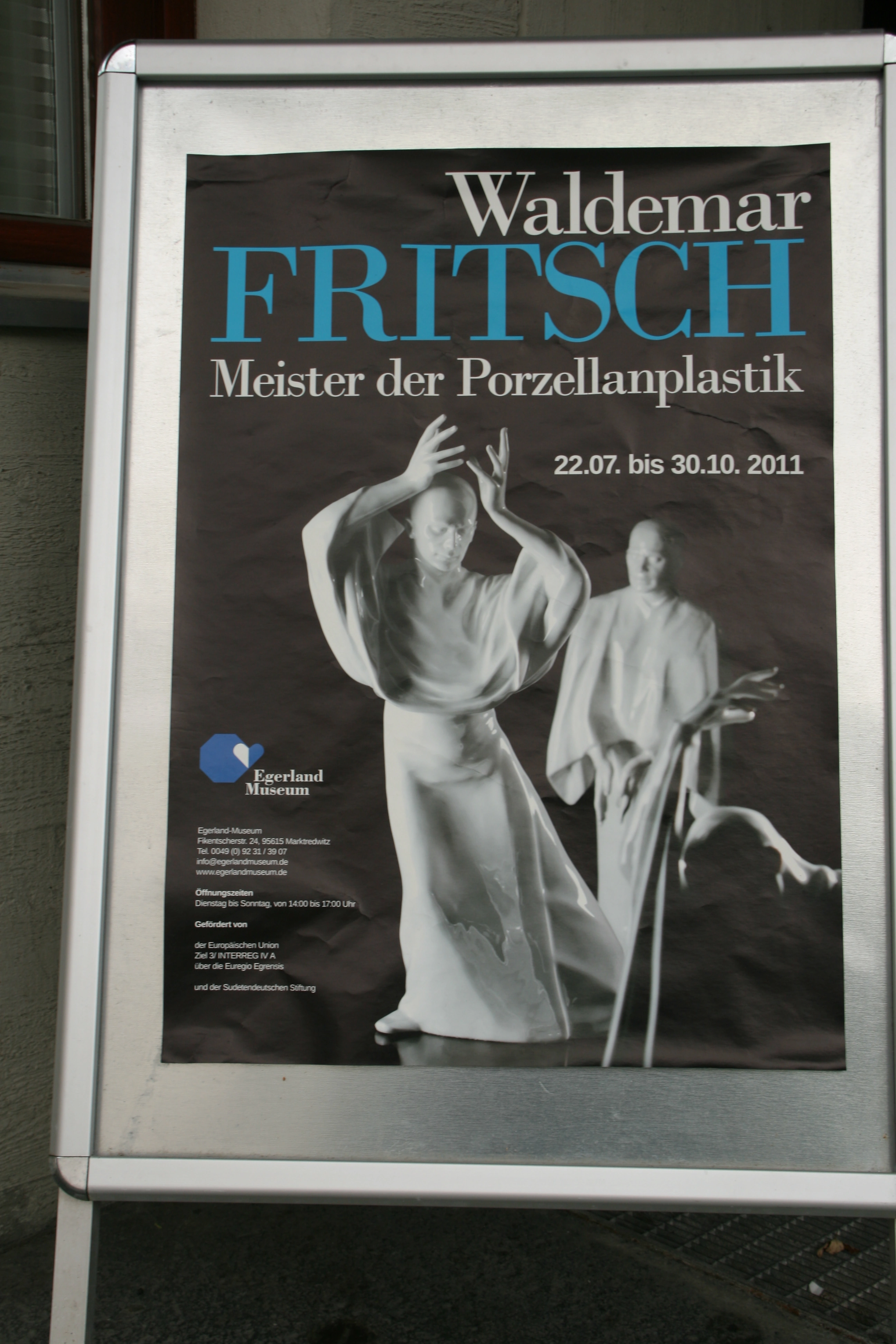 Plakat Waldemar Fritsch – Meister der Porzellanplastik mit zwei weißen Tanzfiguren und dem Ausstellungszeitraum.