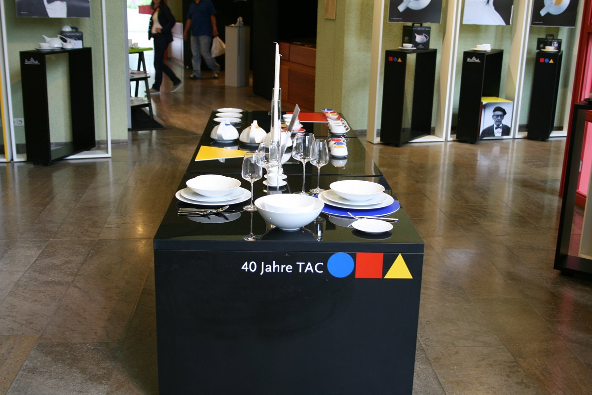 Ausstellung 2009 mit einem Tisch zur Präsentation 40 Jahre TAC