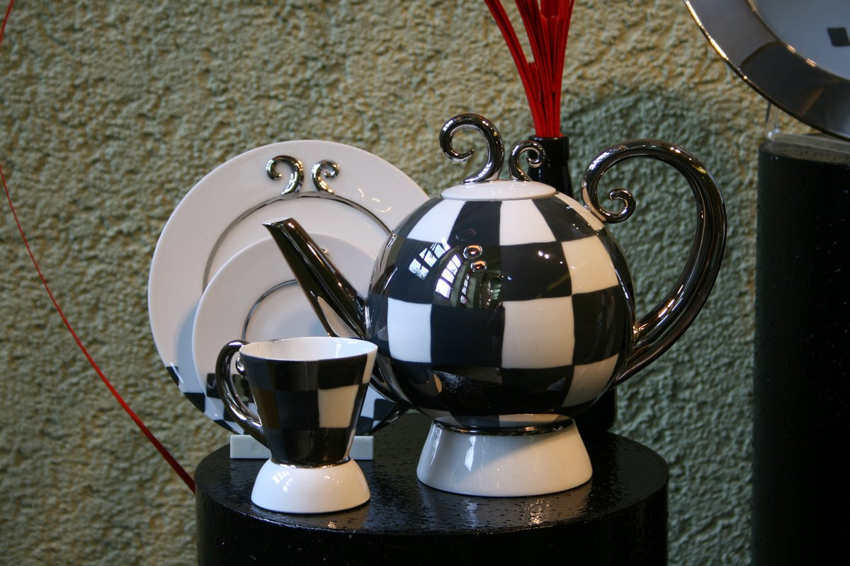 Schwarz-weiß dekorierte Kanne und Tasse mit geometrischen Feldern, Ausstellung 2009.