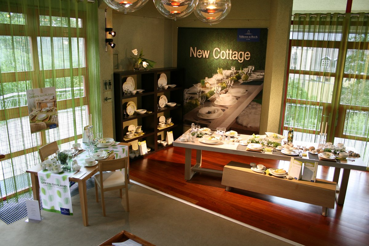Ausstellungsbereich mit der Aufschrift New Cottage, Geschirr und dekorativer Raumgestaltung, 2009.