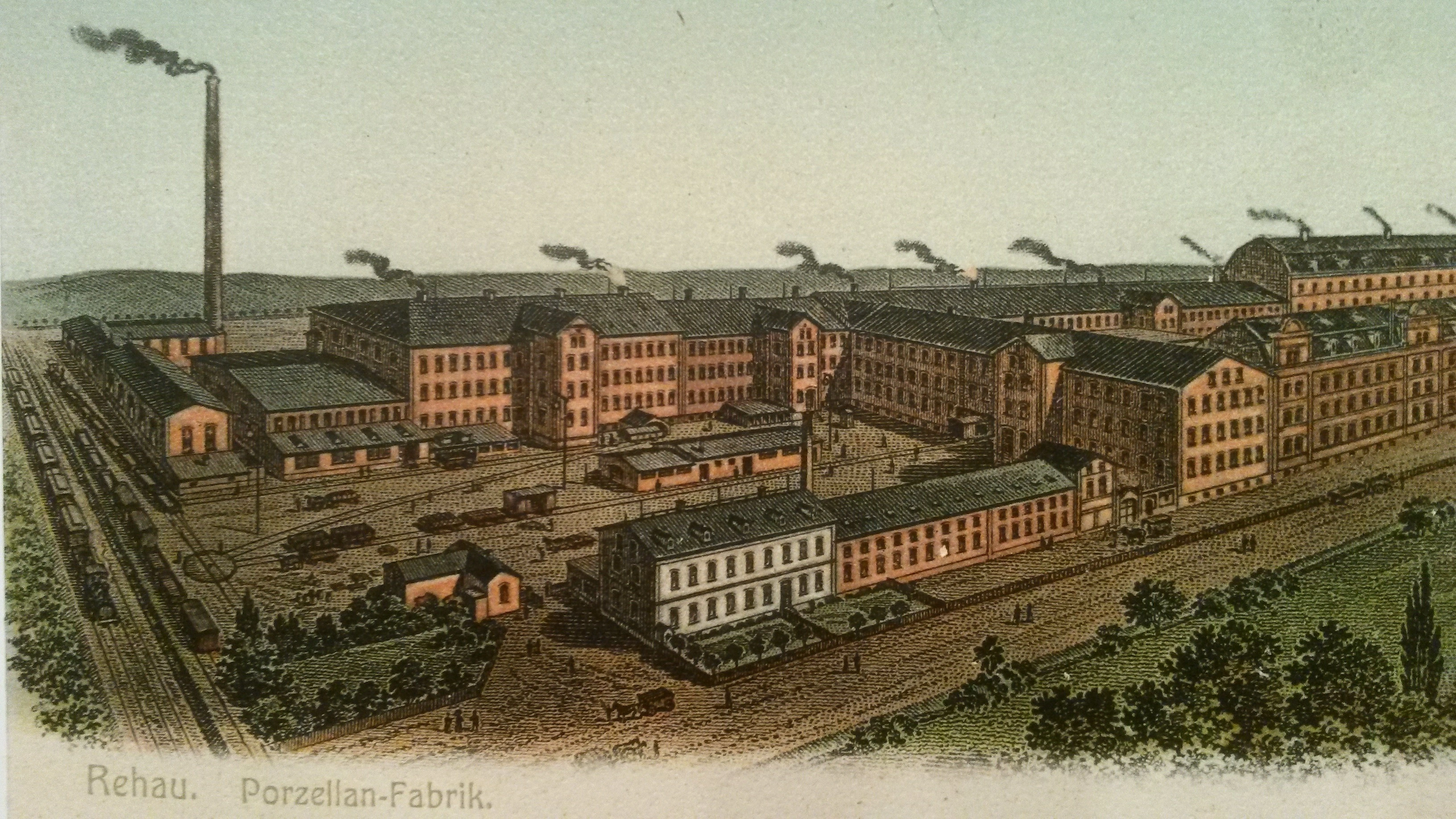 Historische kolorierte Ansicht der Porzellanfabrik Zeh, Scherzer und Co. in Rehau mit Fabrikhallen, Schornsteinen und Gleisen.