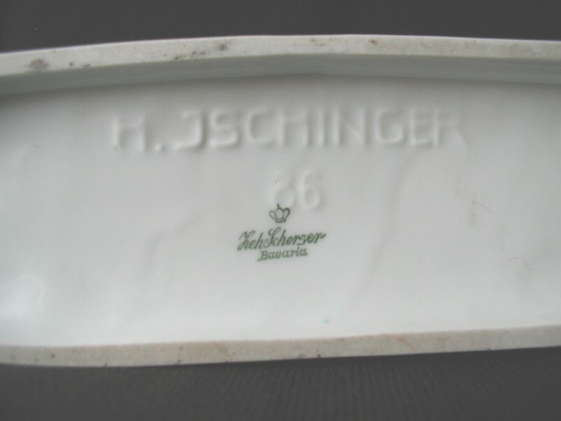 Unterseite einer Porzellanfigur mit eingeprägtem H. Ischinger, Nummer 86 und grüner Zeh-Scherzer-Kronenmarke Bavaria.