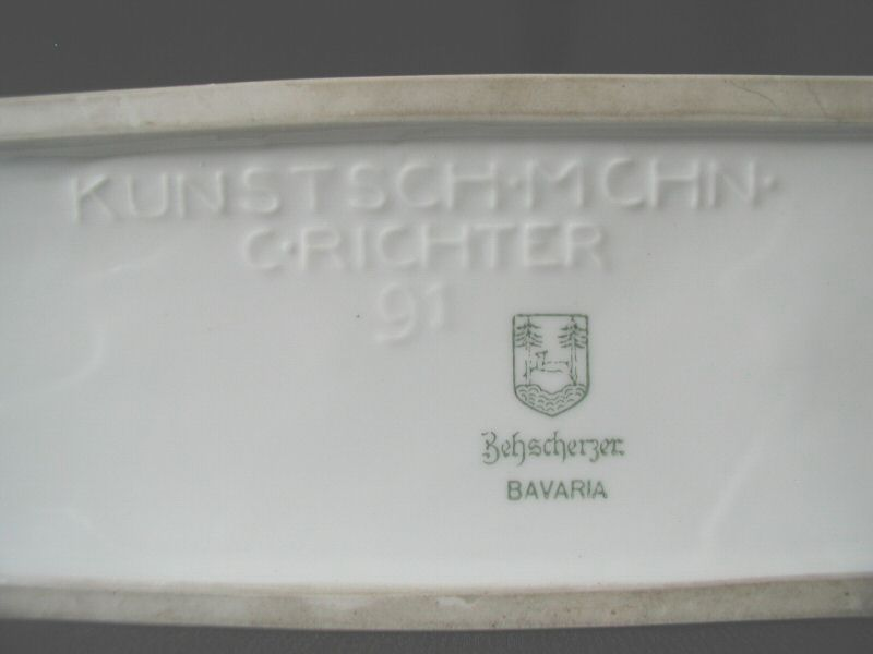 Porzellanunterseite mit Prägung Kunstsch. Mchn., C. Richter, 91 und grüner Zeh-Scherzer-Marke mit Reh im Wappenschild.