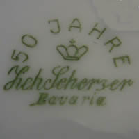 Grüne Porzellanmarke mit Krone und den Schriftzügen 50 Jahre, Zeh Scherzer und Bavaria.